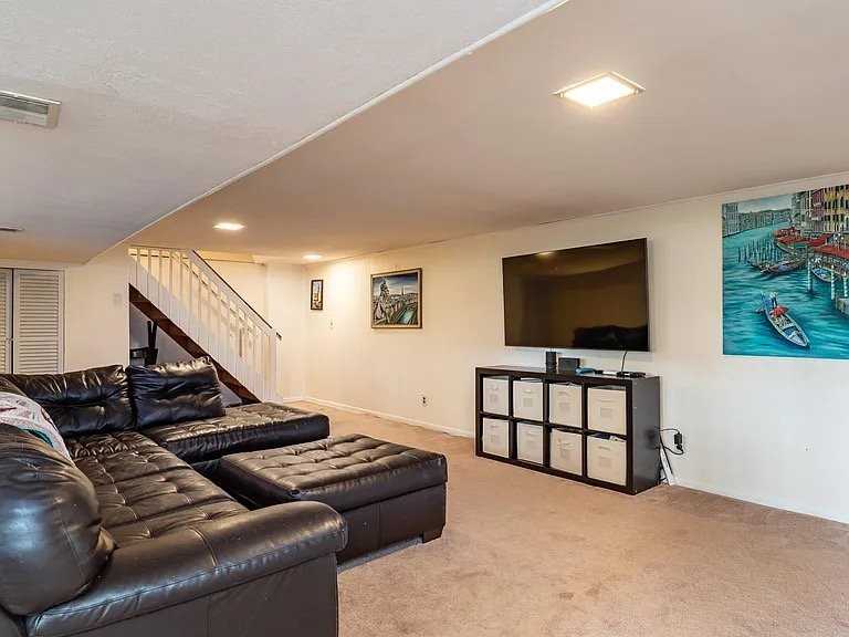 1134 Waterman Dr - Photo 3 of 20