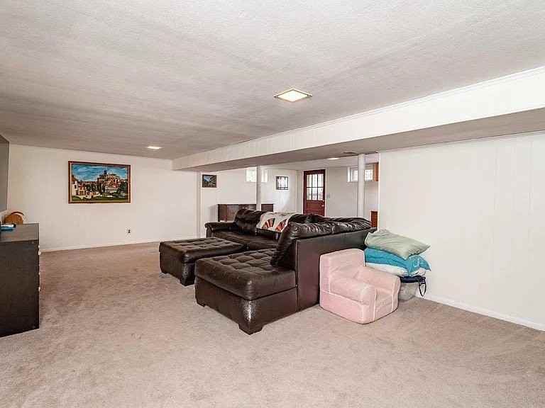 1134 Waterman Dr - Photo 4 of 20