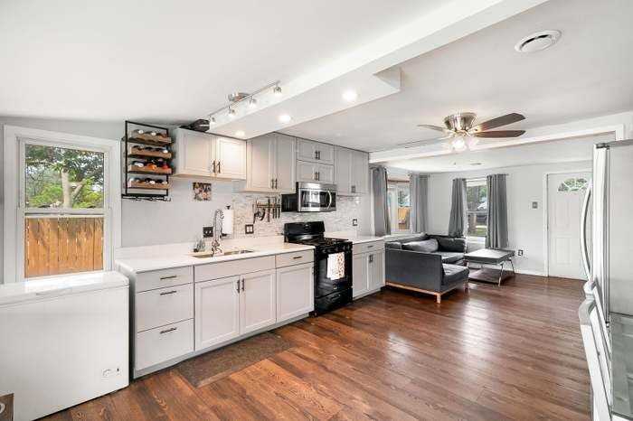 2303 Sweetbriar St - Photo 4 of 13