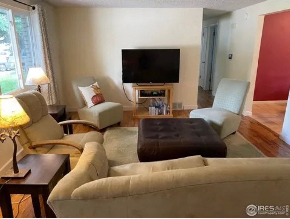 1915 Collyer St - Photo 3 of 12