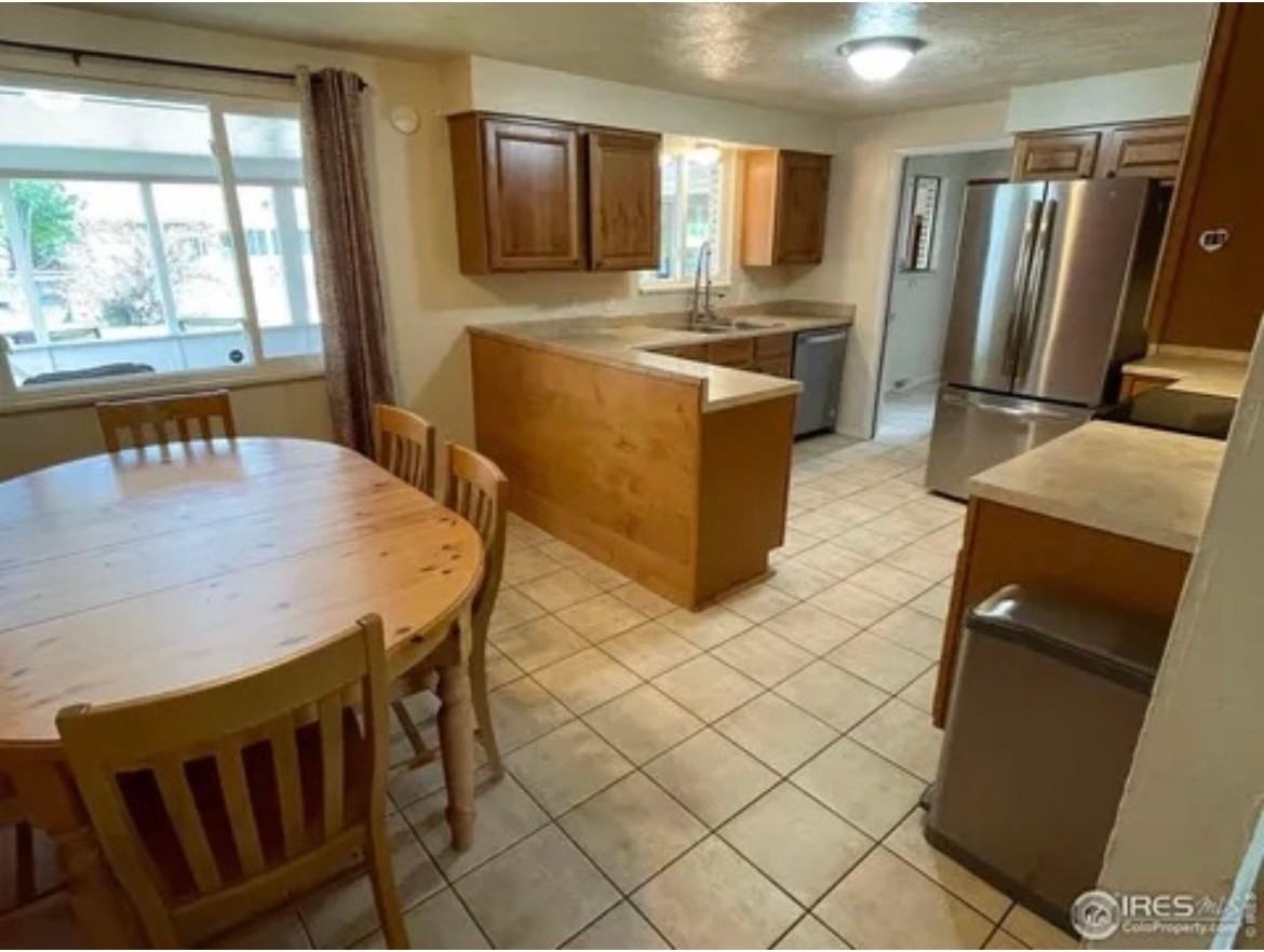 1915 Collyer St - Photo 4 of 12