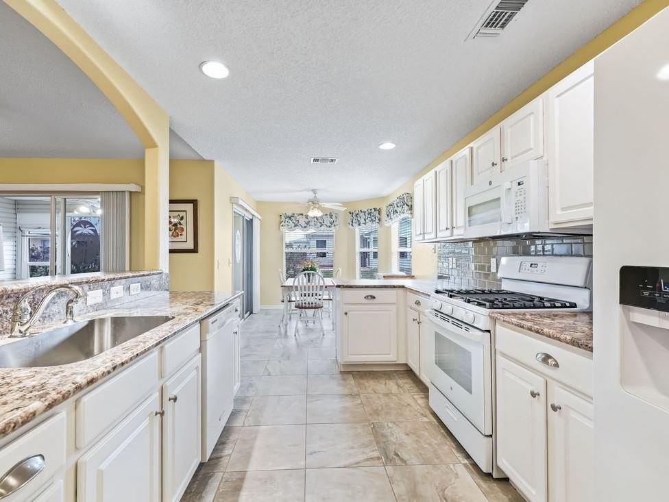 32937 Enchanted Oaks Ln - Photo 4 of 19