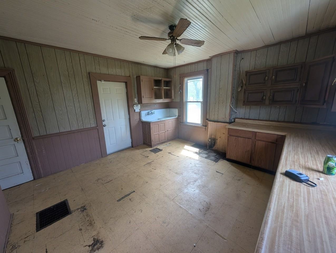 1214 W Butler St - Photo 3 of 20