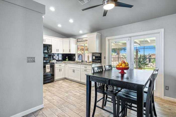 7634 N Dearing Ave - Photo 3 of 18