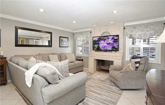 223 N Kendor Dr - Photo 2 of 8