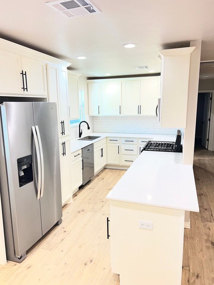 1615 Iowa St - Photo 2 of 16