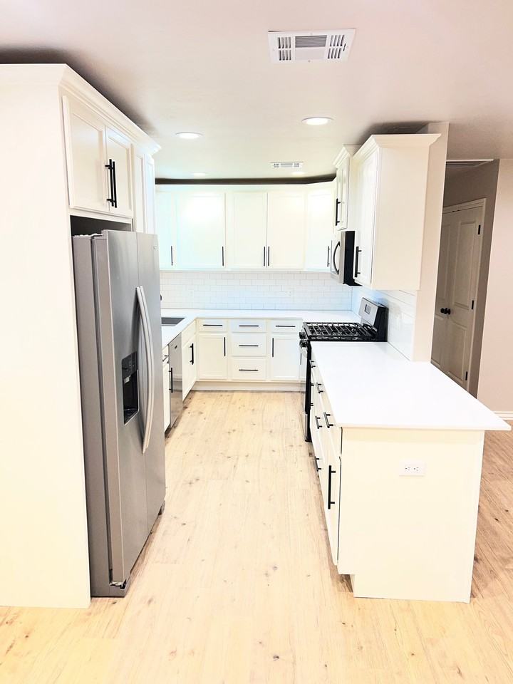 1615 Iowa St - Photo 3 of 16