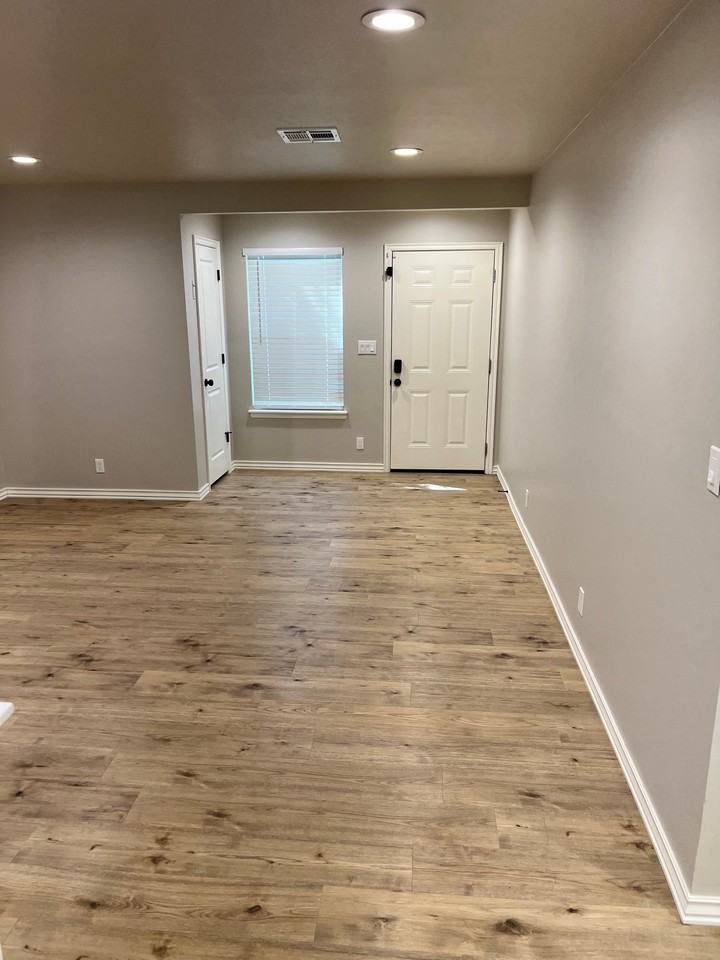 1615 Iowa St - Photo 5 of 16