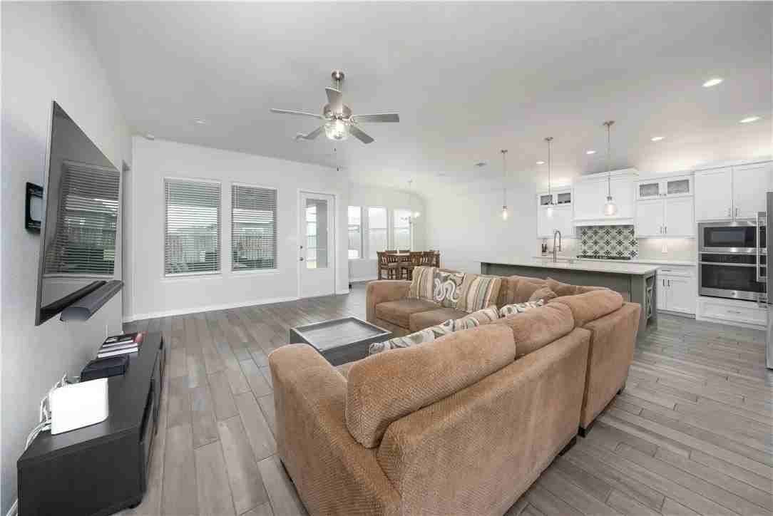 1718 Antoinette Dr - Photo 4 of 20