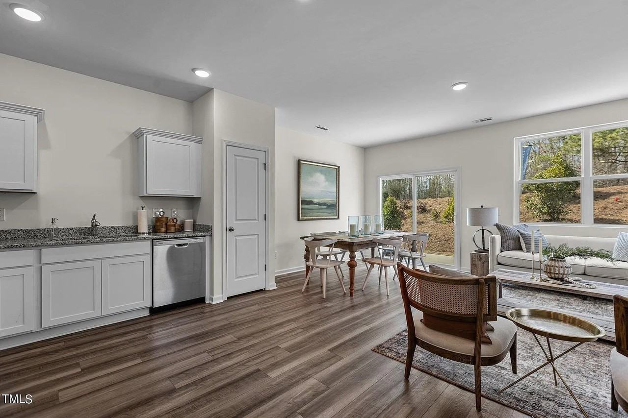 1110 Dakine Dr - Photo 4 of 14