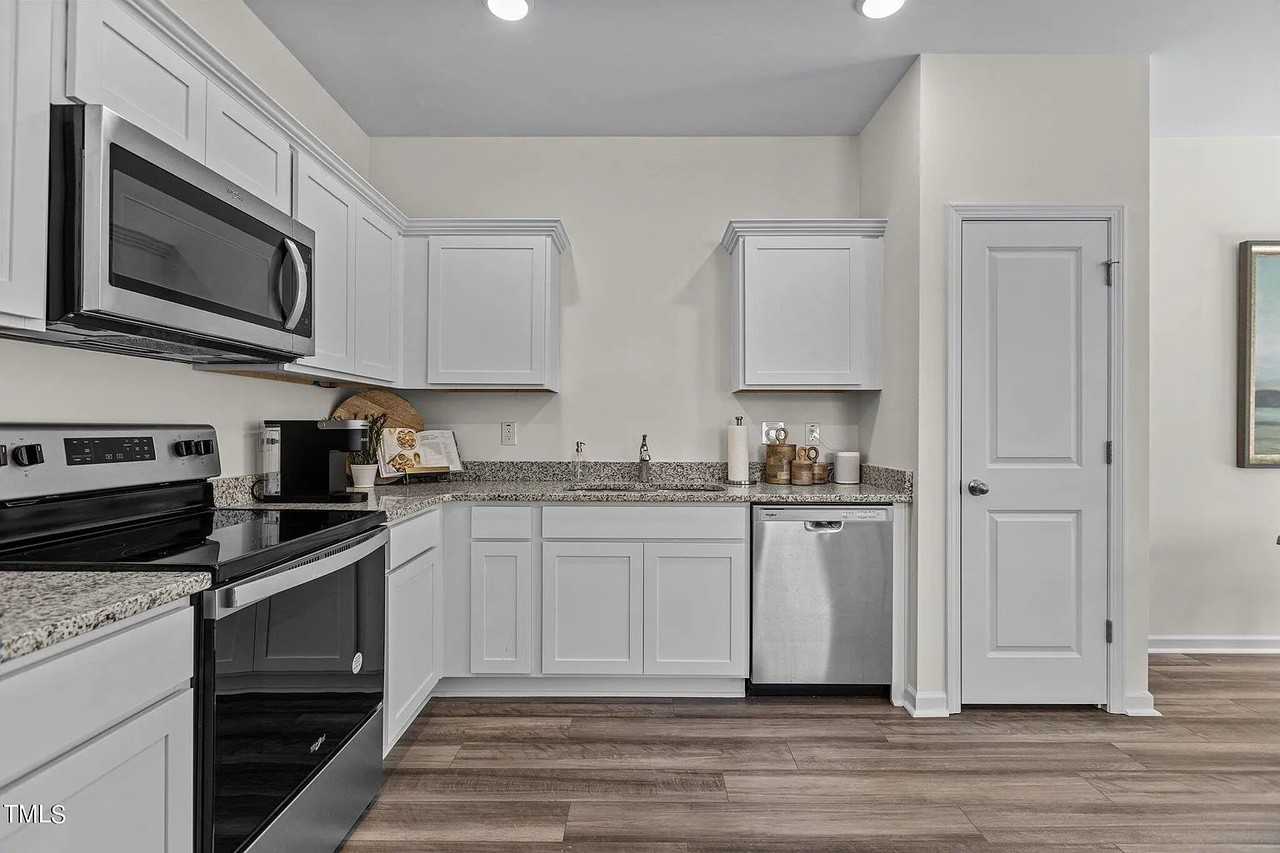 1110 Dakine Dr - Photo 7 of 14