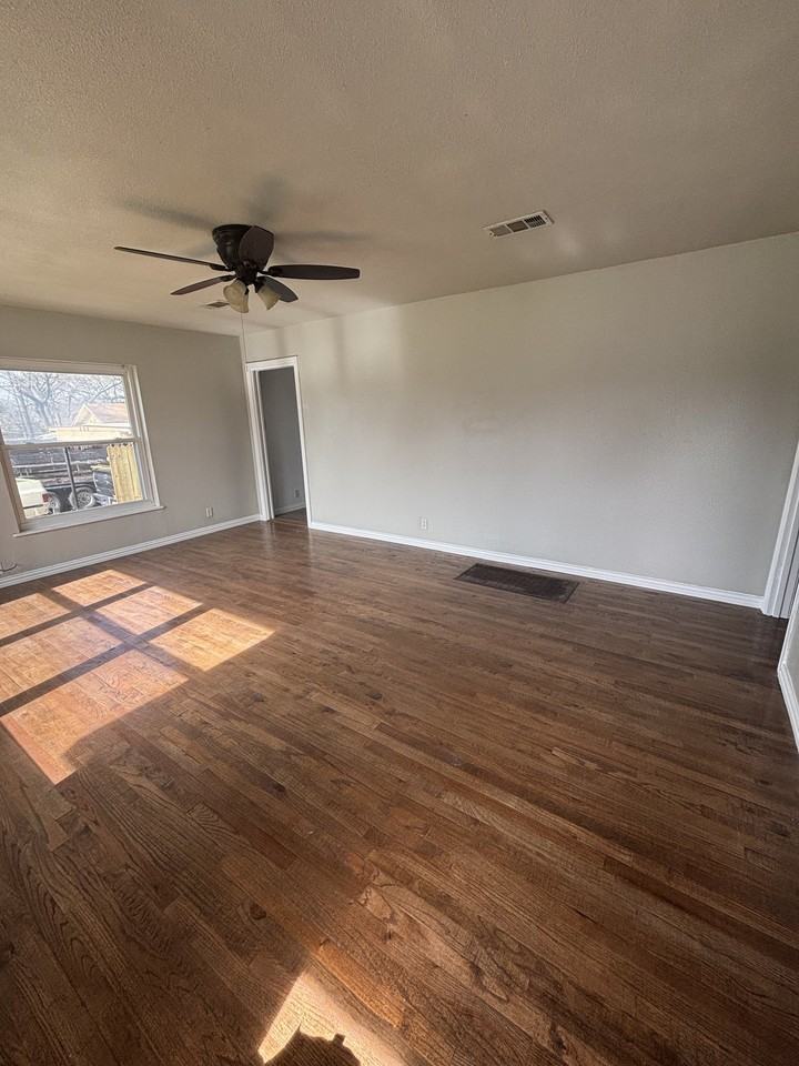 206 E Belknap St - Photo 2 of 20