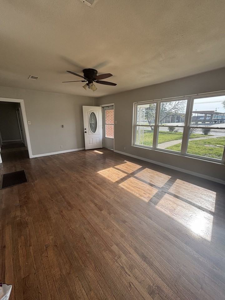 206 E Belknap St - Photo 3 of 20