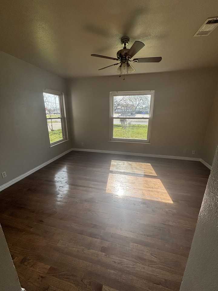 206 E Belknap St - Photo 5 of 20