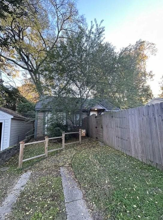 208 W 1st St - Photo 3 of 15