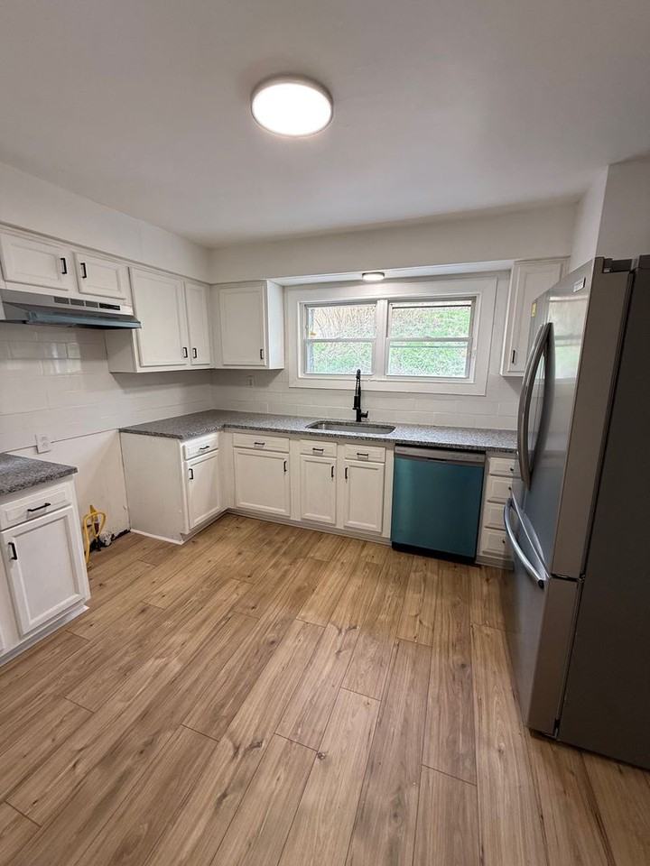 2219 Manor Ave - Photo 4 of 21