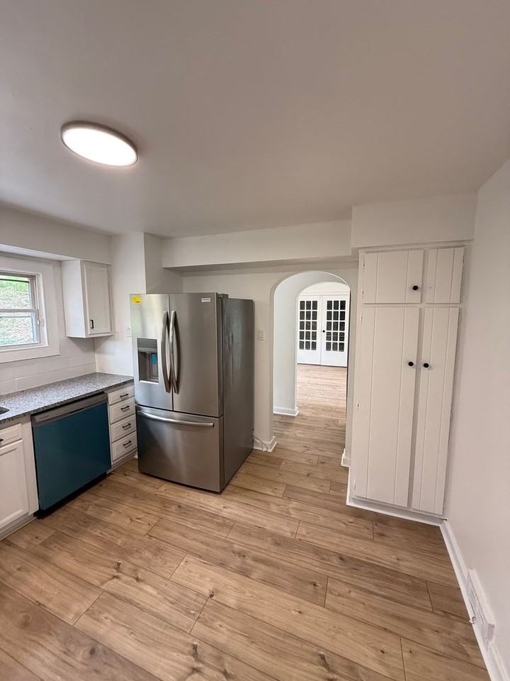 2219 Manor Ave - Photo 5 of 21