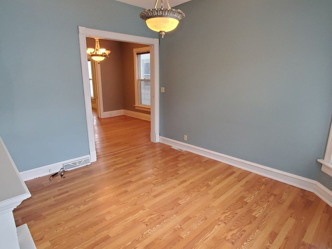 2054 N Cambridge Ave - Photo 4 of 40