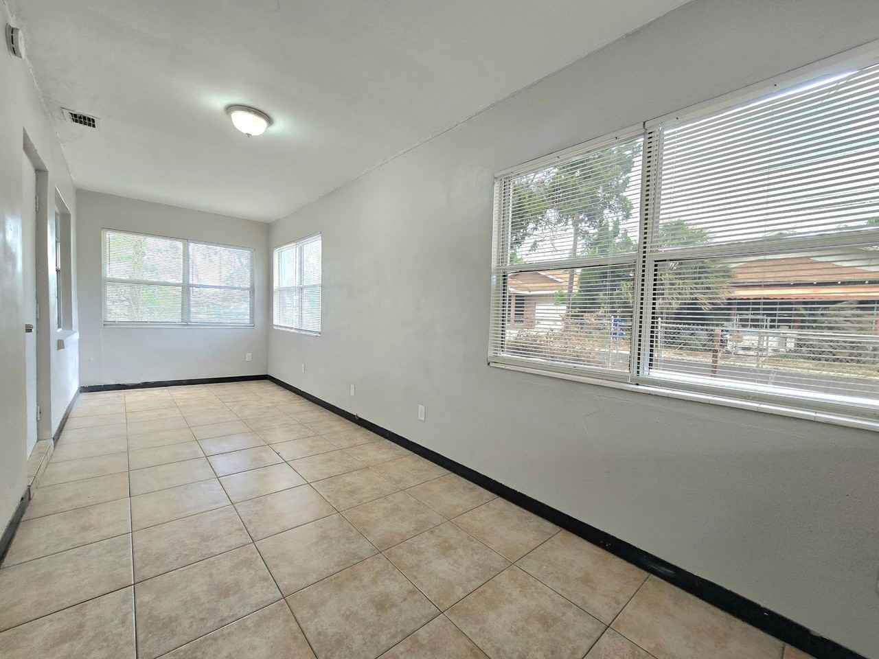 824 N Florence Ave - Photo 2 of 16