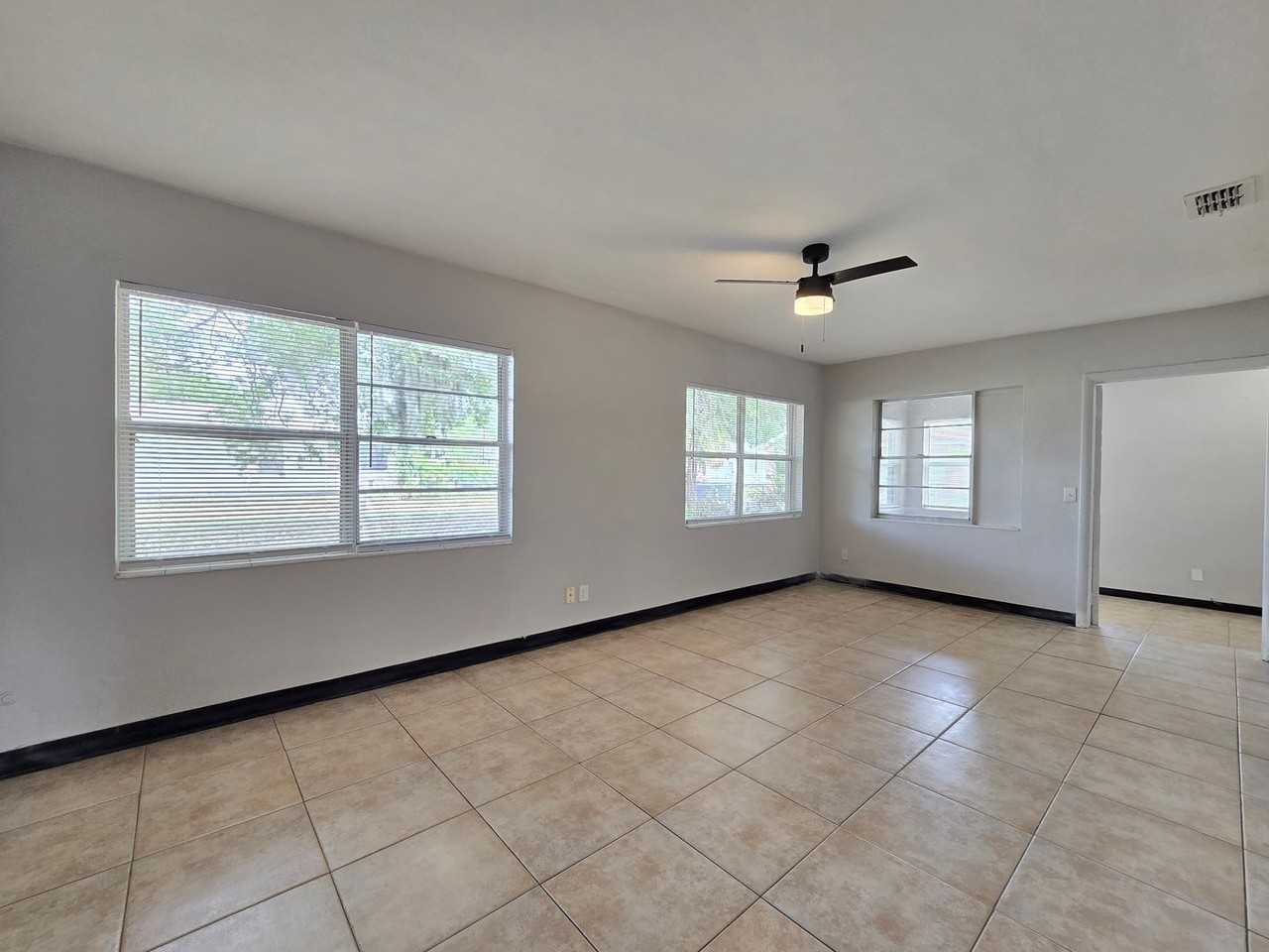 824 N Florence Ave - Photo 3 of 16