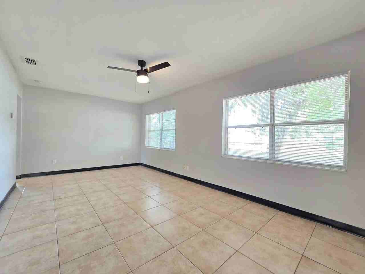 824 N Florence Ave - Photo 4 of 16