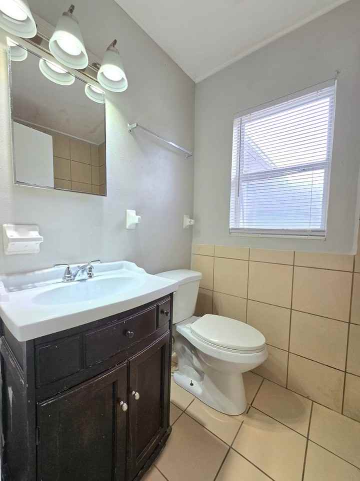 824 N Florence Ave - Photo 7 of 16