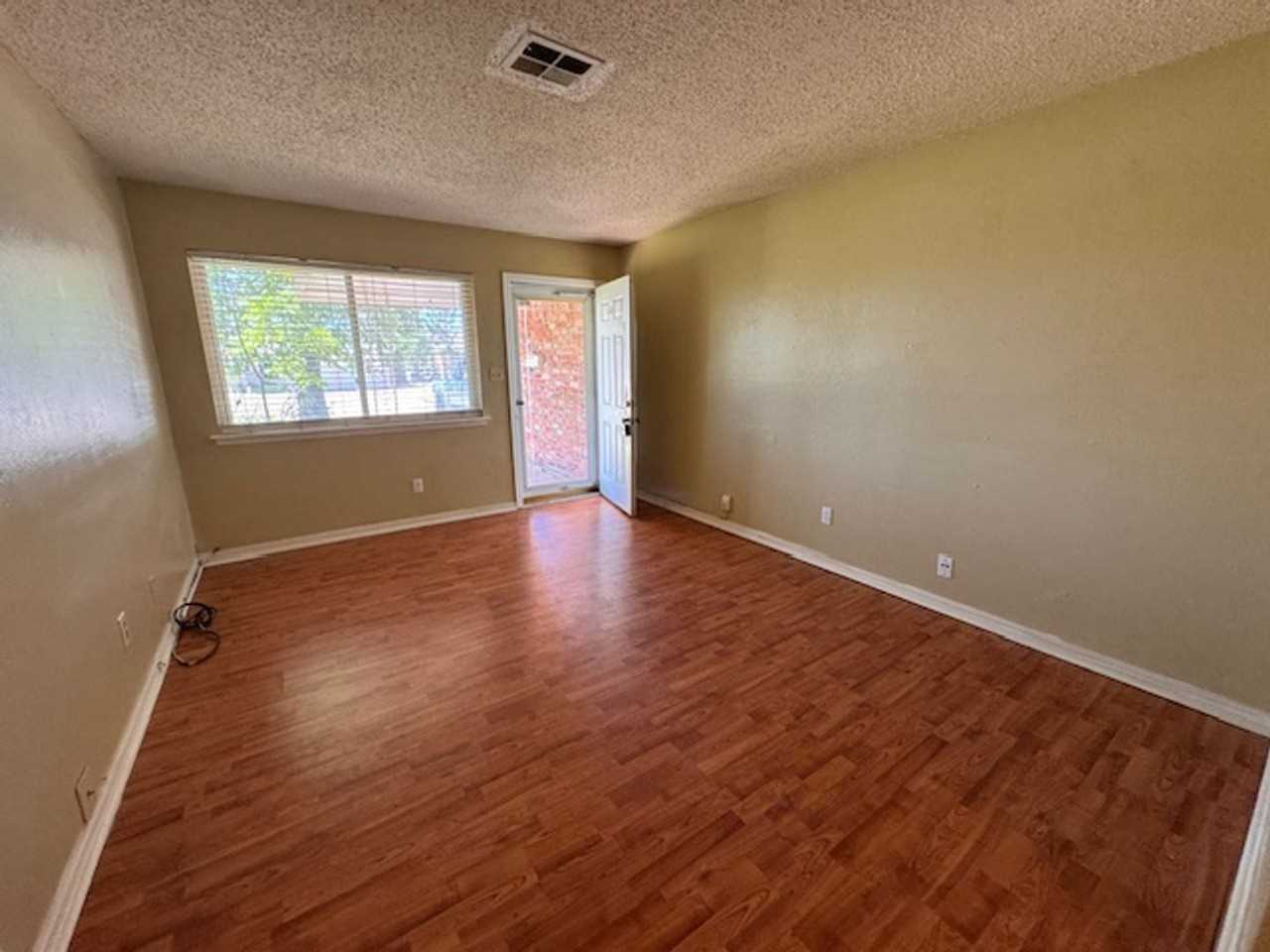 1112 Elmhurst St - Photo 2 of 13