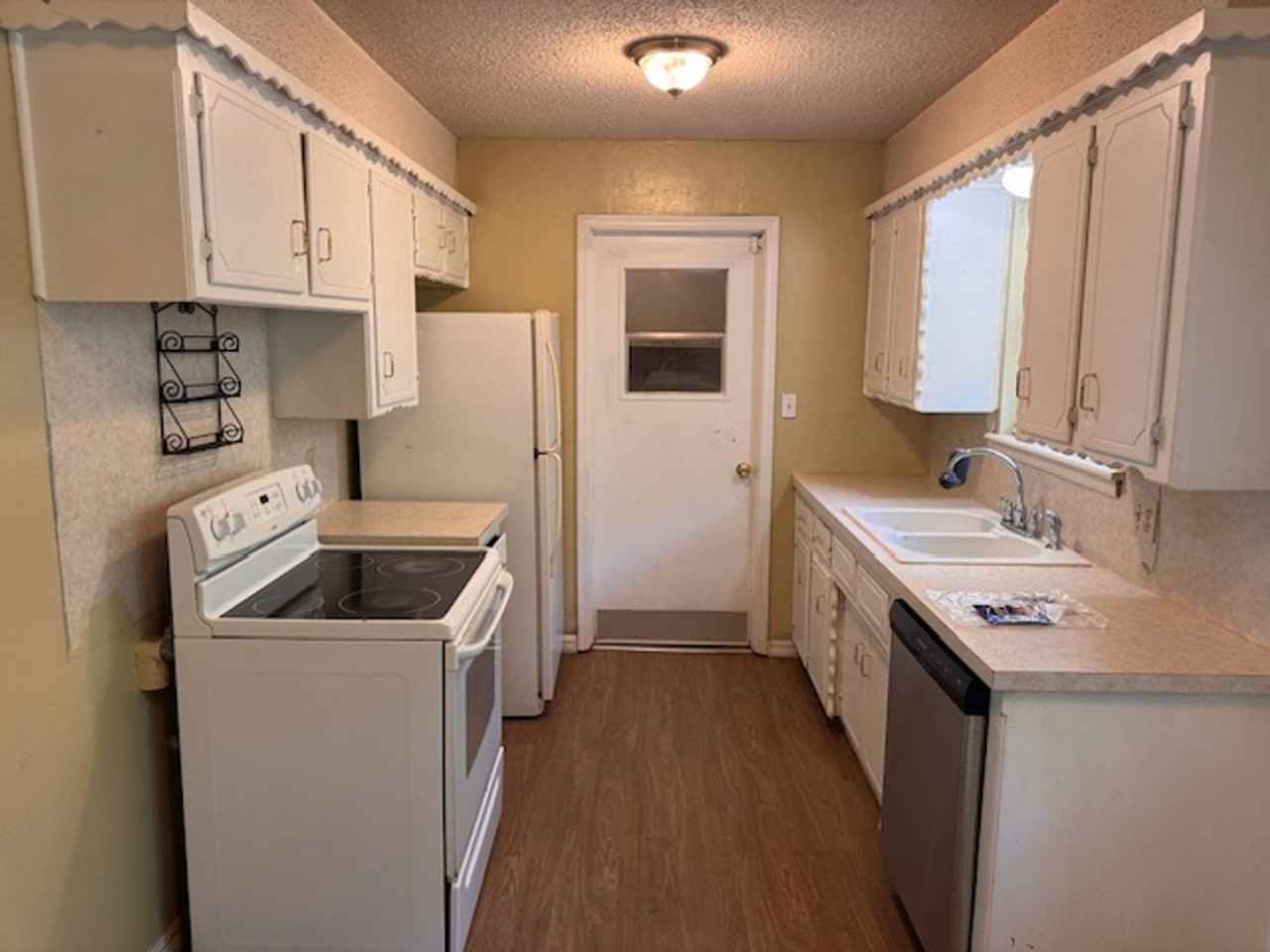 1112 Elmhurst St - Photo 4 of 13