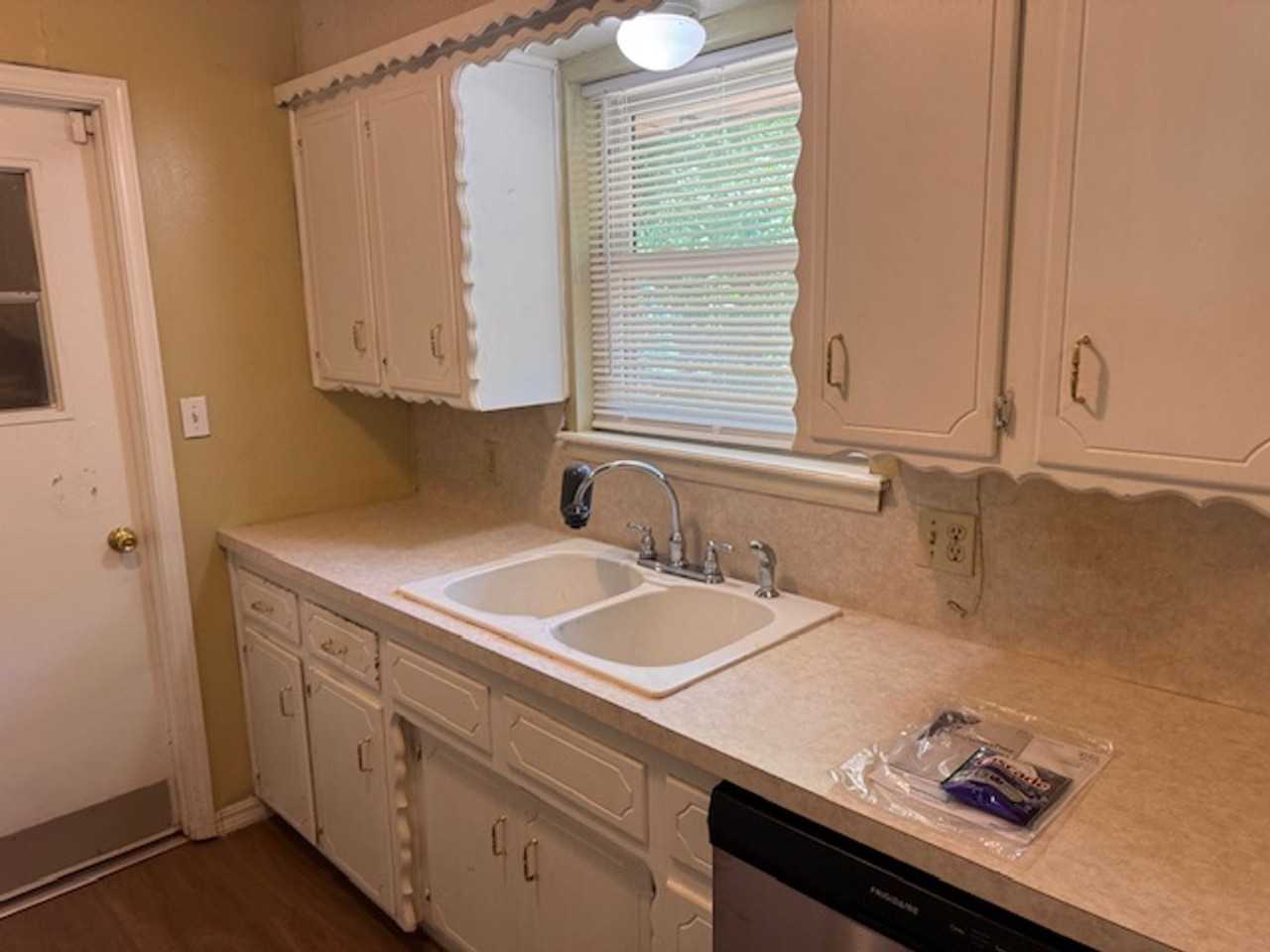 1112 Elmhurst St - Photo 6 of 13