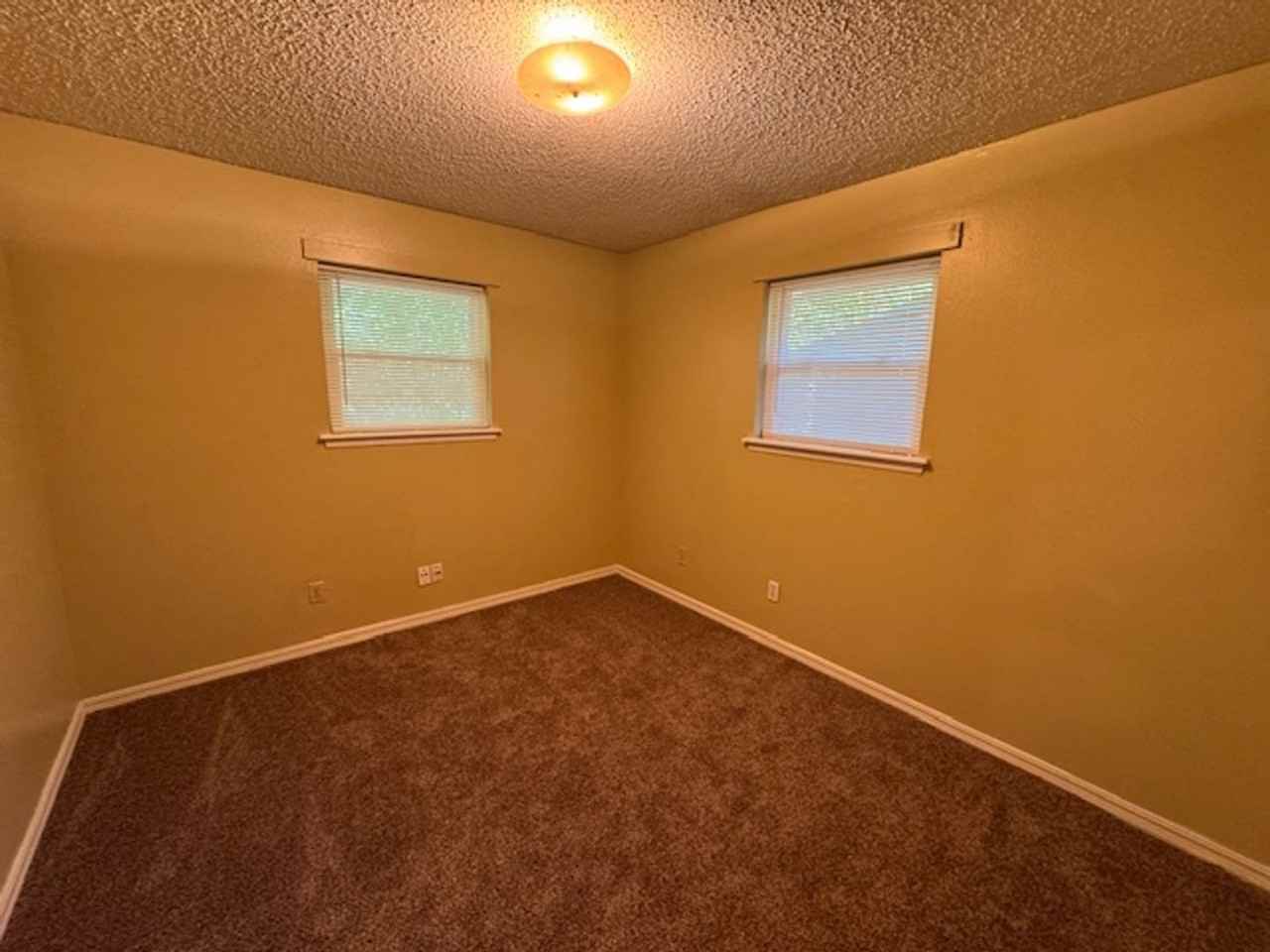 1112 Elmhurst St - Photo 7 of 13