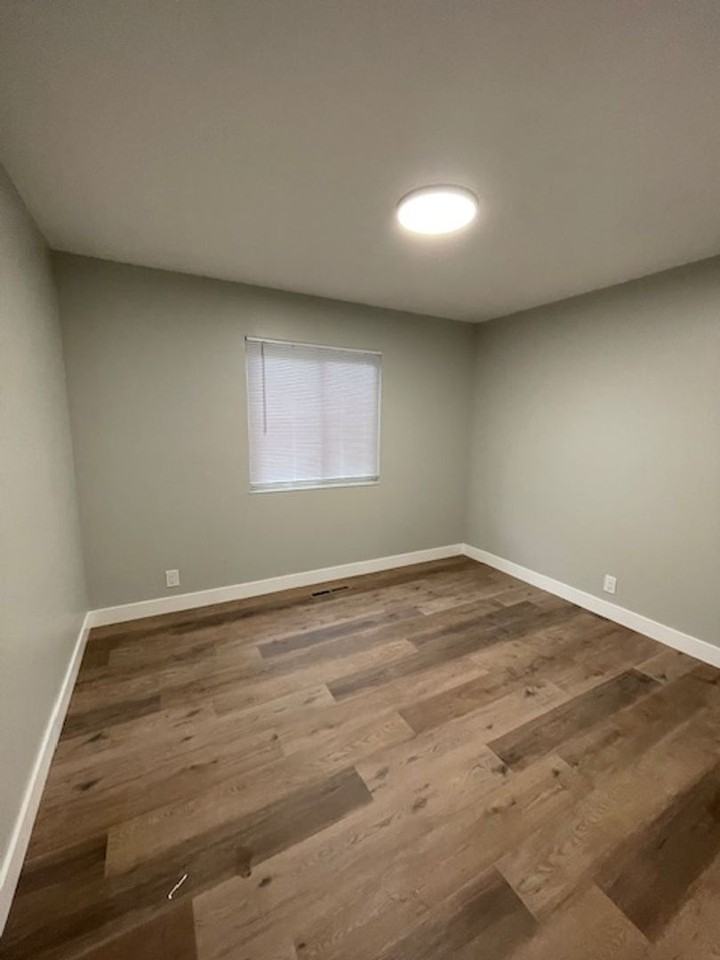 466 Mackenzie Pl - Photo 6 of 9