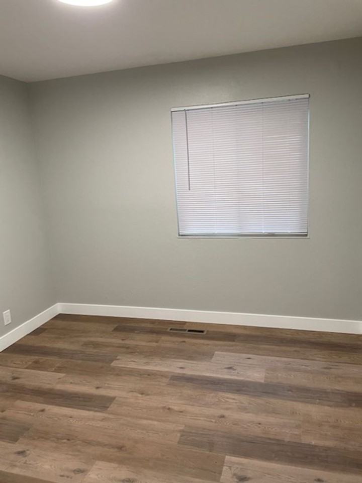 466 Mackenzie Pl - Photo 7 of 9