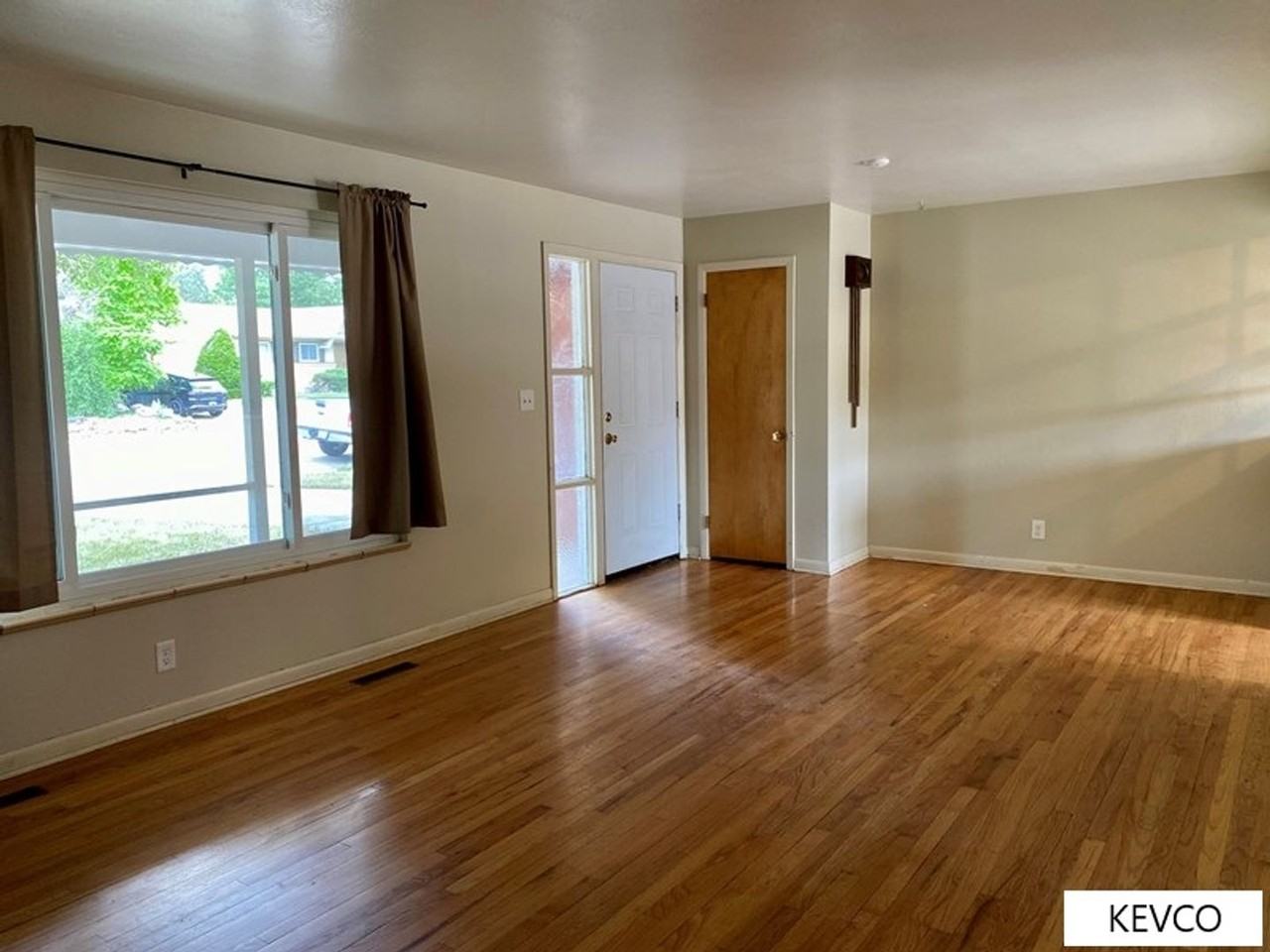 1044 Montview Rd - Photo 2 of 21