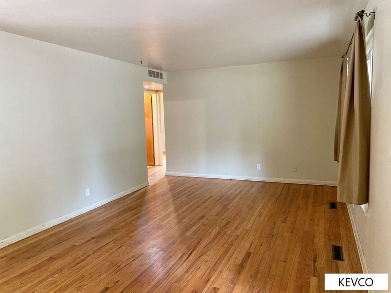 1044 Montview Rd - Photo 4 of 21