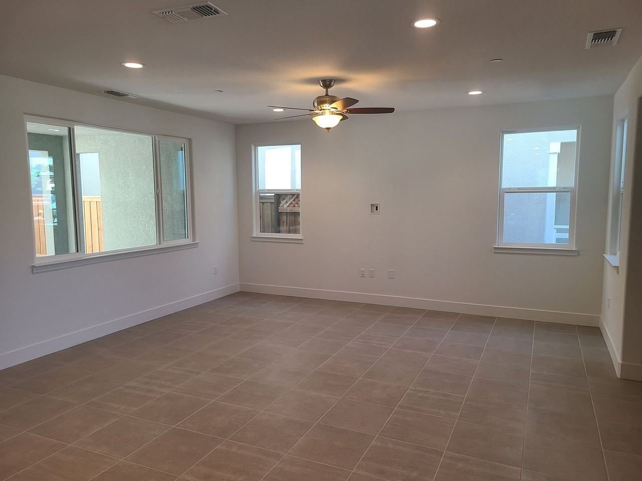 118 E Vince St - Photo 4 of 20