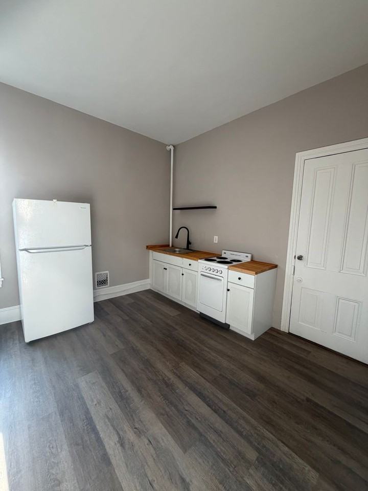 122 N 8th St - Photo 2 of 9