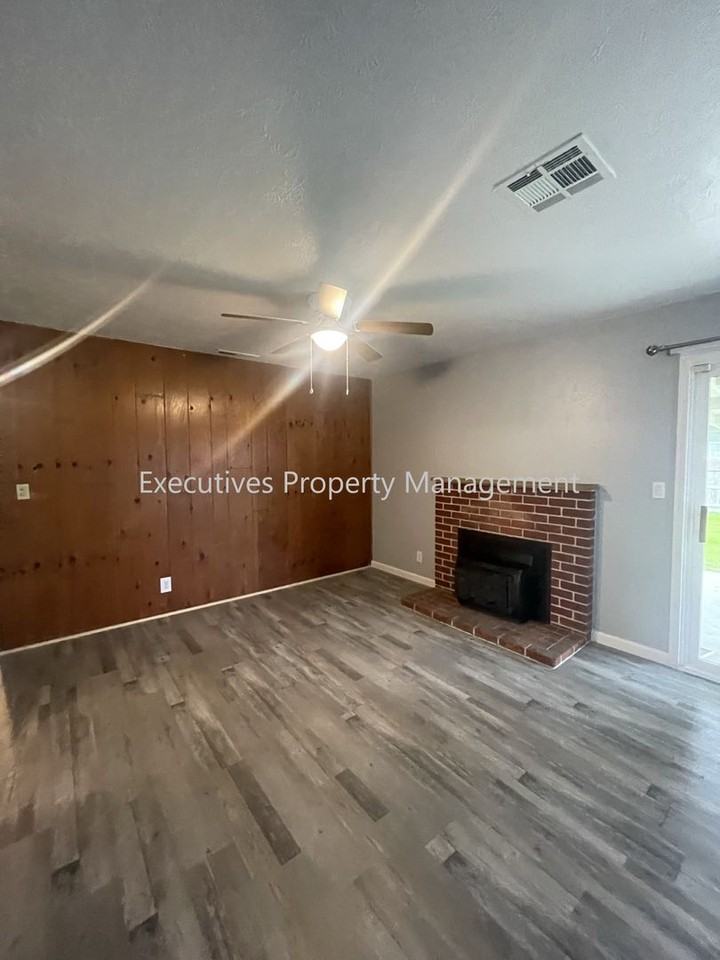 1271 Spruce Ave - Photo 2 of 9