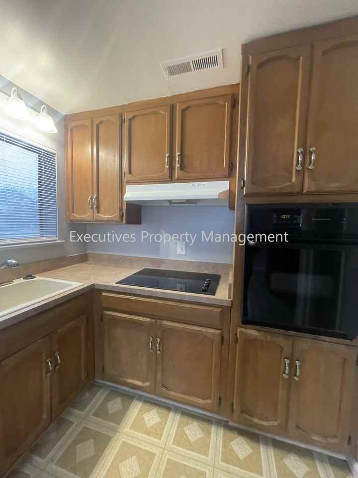 1271 Spruce Ave - Photo 3 of 9