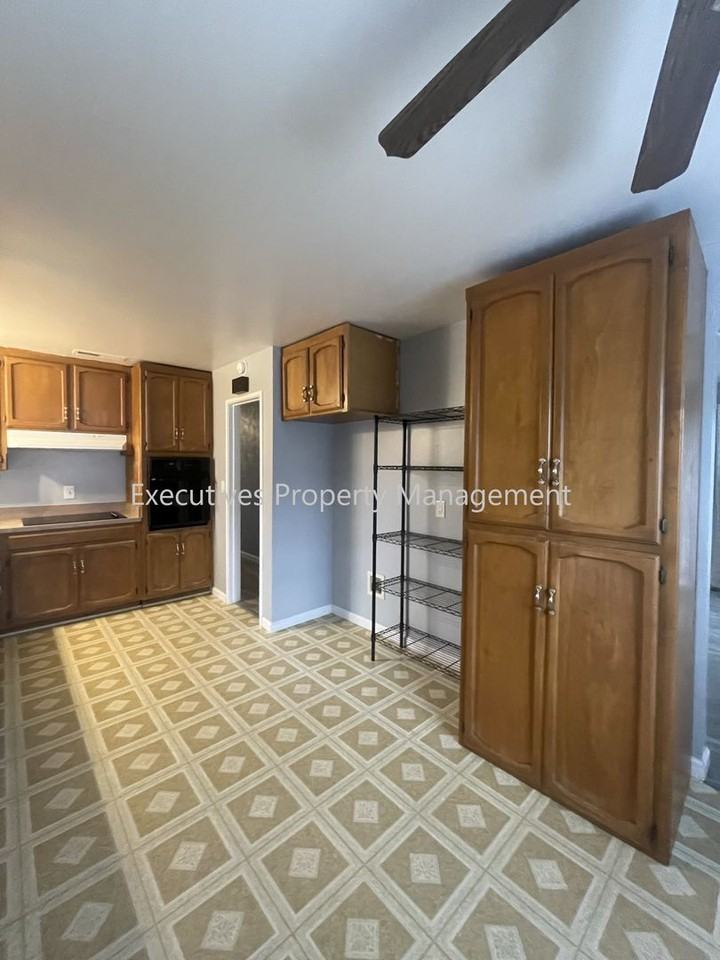 1271 Spruce Ave - Photo 4 of 9