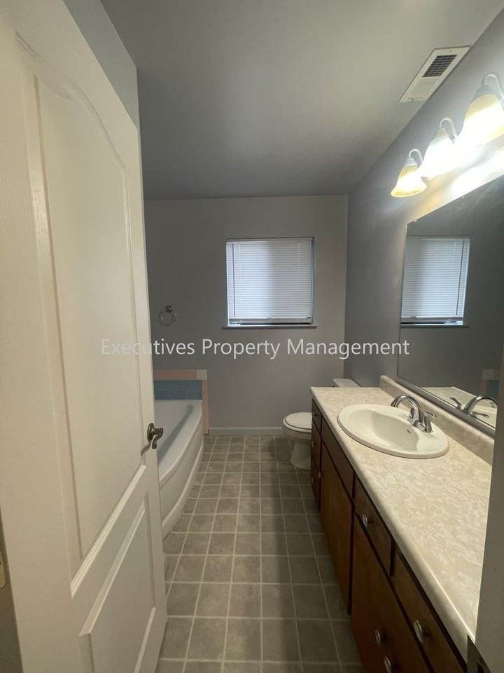 1271 Spruce Ave - Photo 5 of 9