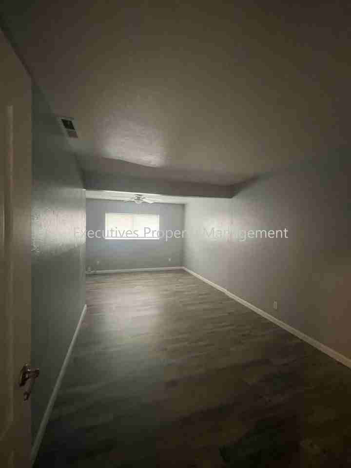 1271 Spruce Ave - Photo 6 of 9