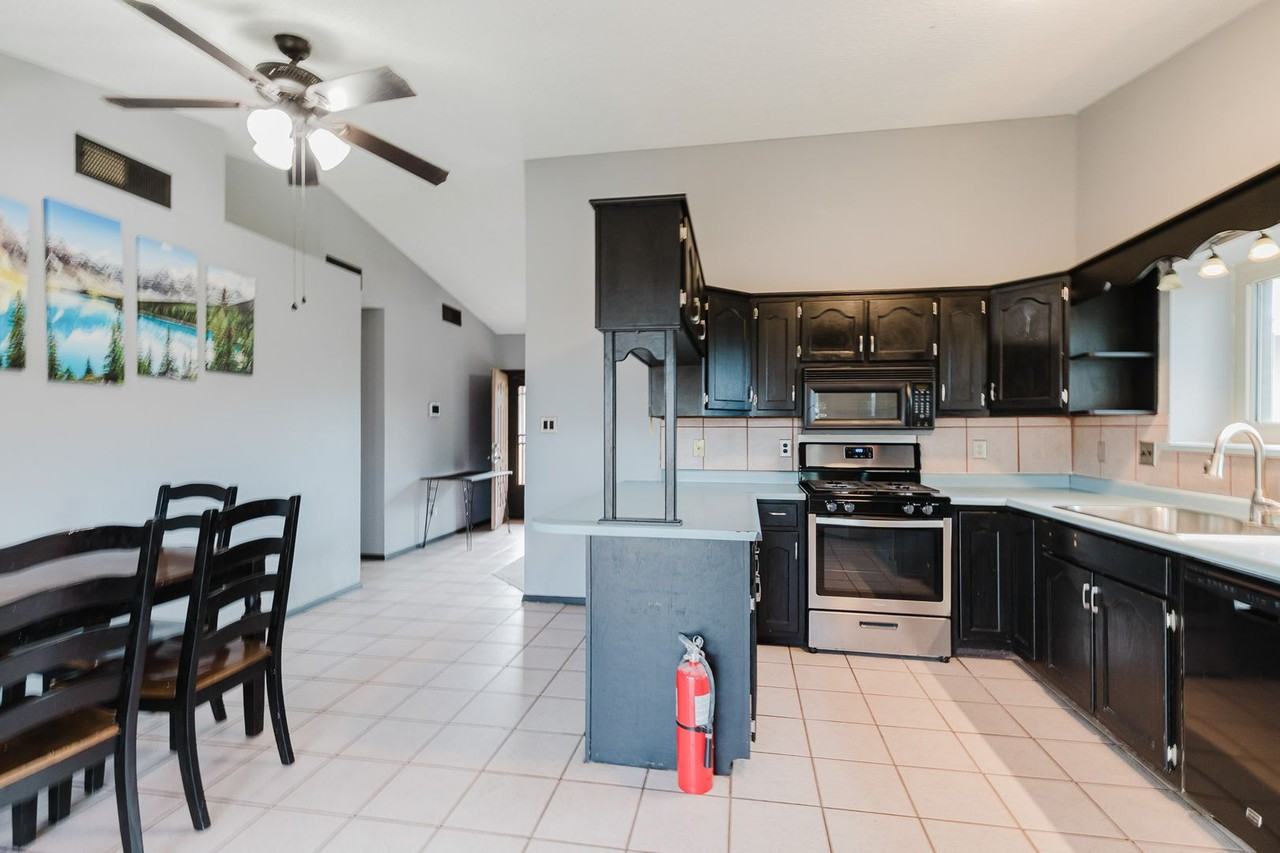 611 Mercury Ave - Photo 3 of 31