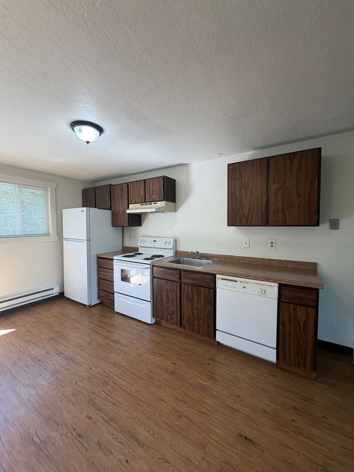 930 Se 2nd St - Photo 2 of 10