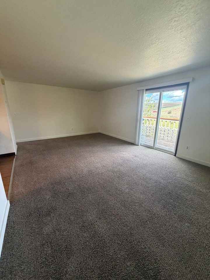 930 Se 2nd St - Photo 4 of 10