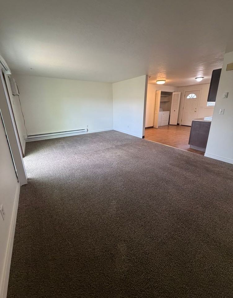 930 Se 2nd St - Photo 5 of 10