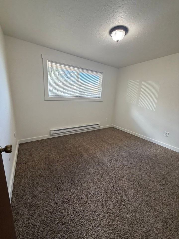 930 Se 2nd St - Photo 6 of 10