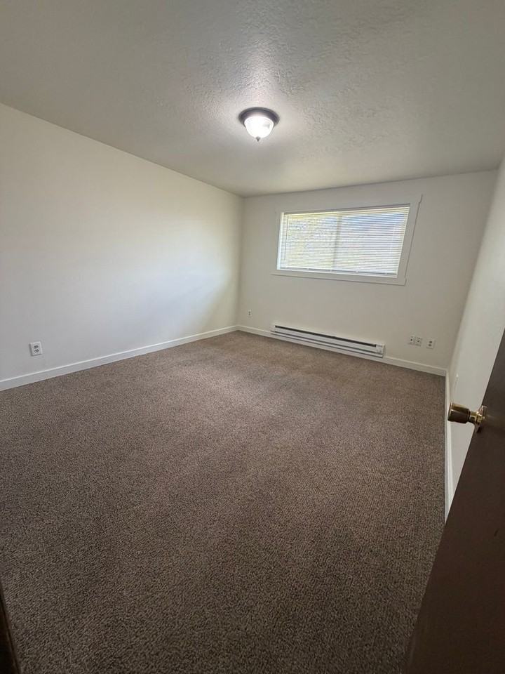 930 Se 2nd St - Photo 7 of 10