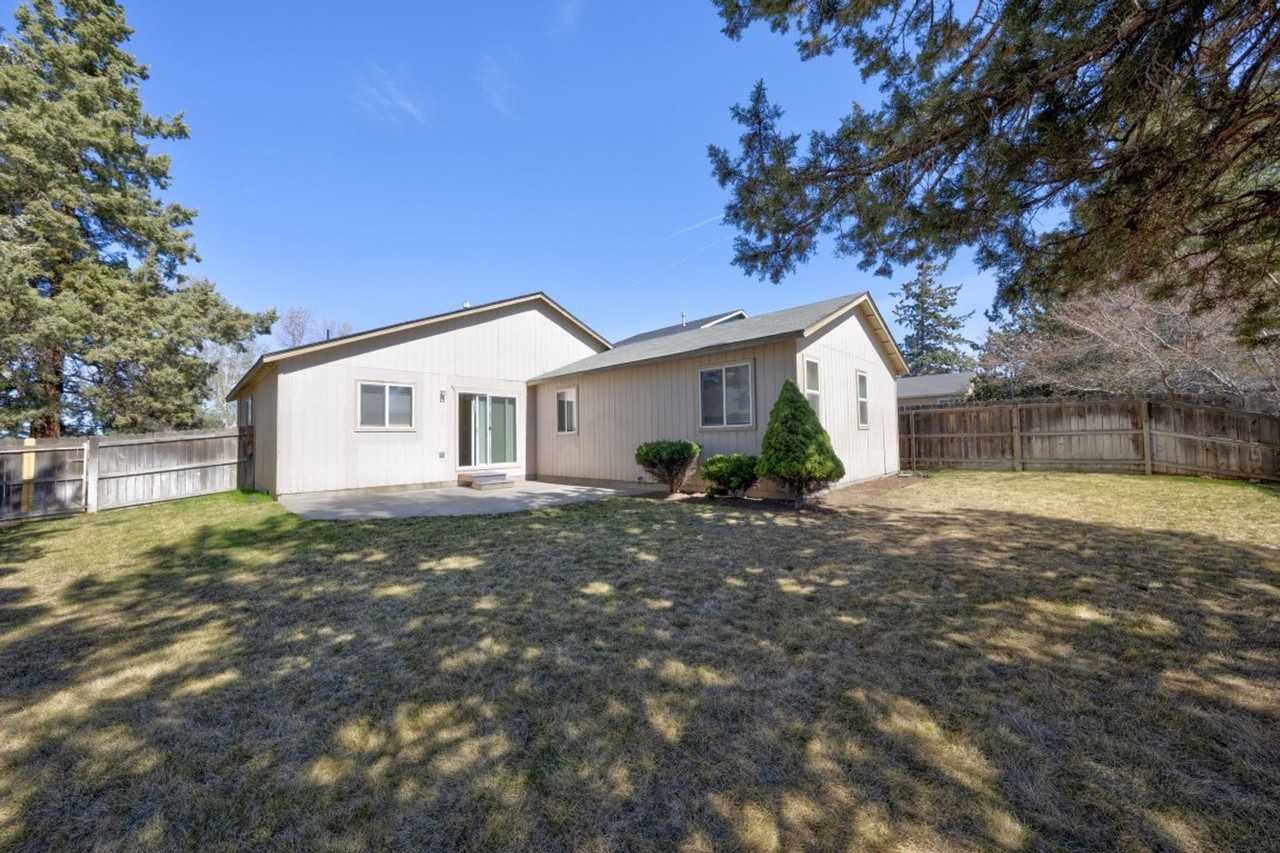 2639 Ne Brian Ray Ct - Photo 3 of 28