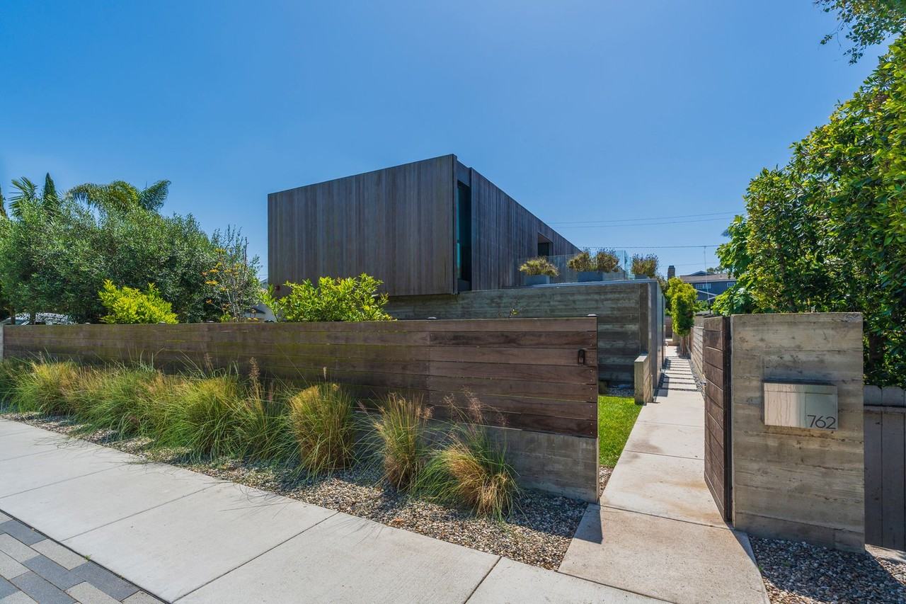 762 Rosecrans Ave - Photo 2 of 50