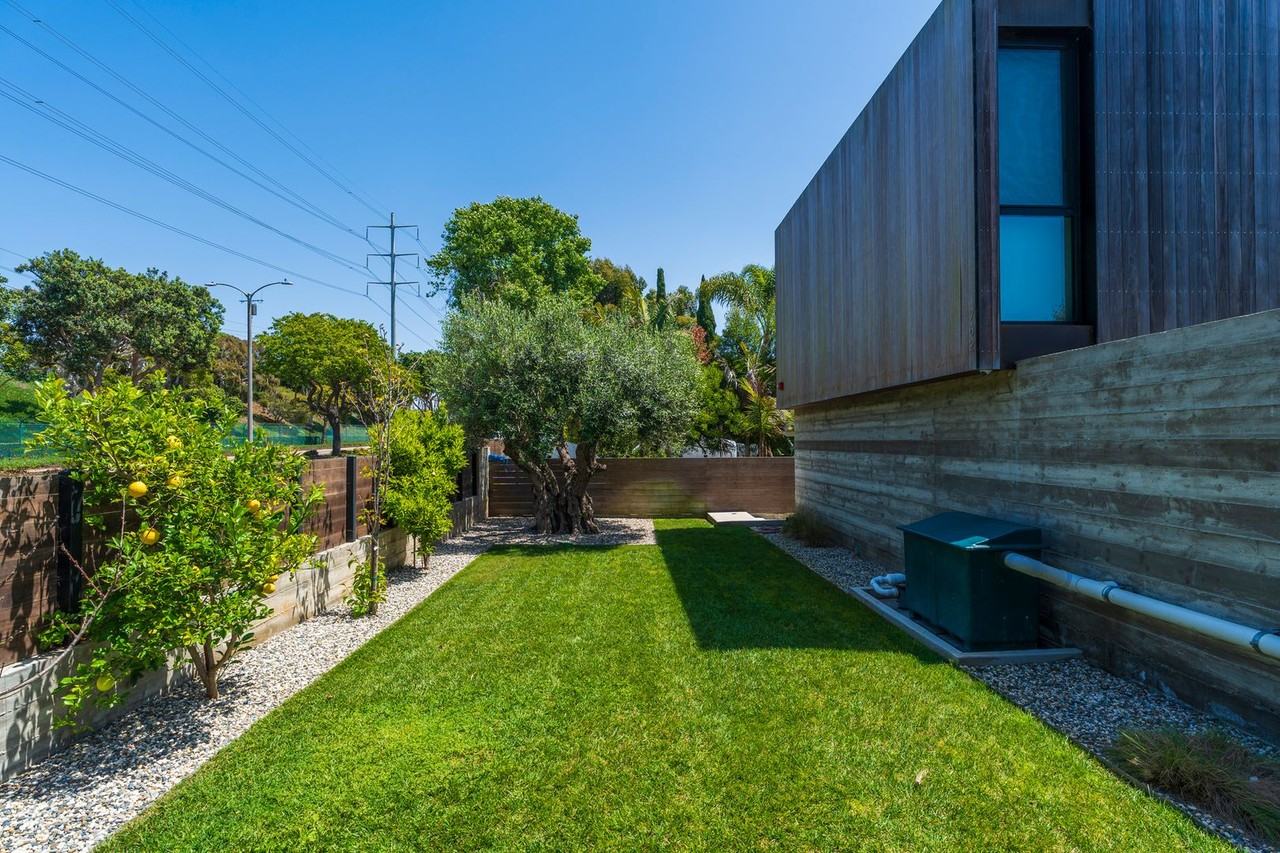 762 Rosecrans Ave - Photo 3 of 50